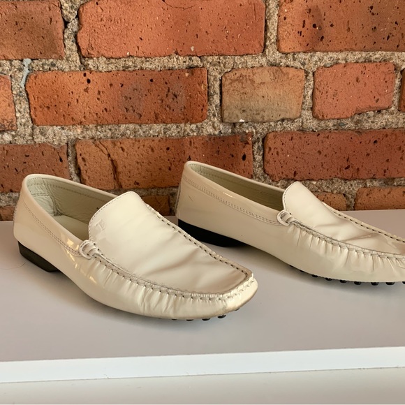 Tod’s Women’s Grommino Flat Driving Shoe Loafer Ivory Patent Leather 6 36 - Picture 3 of 13